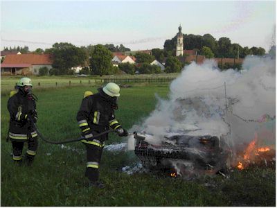 Atemschutztrger bei einer bung mit Fahrzeugbrand am rtlichen Sportplatz.