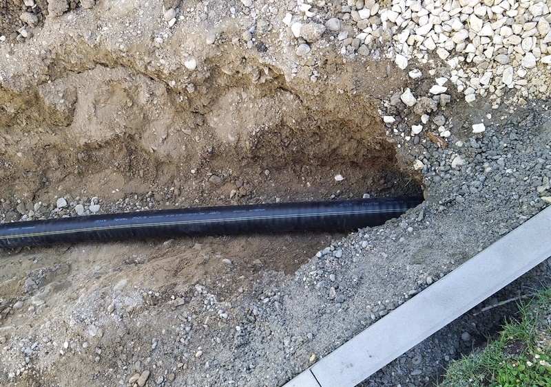 Nahwärmeleitung im Graben